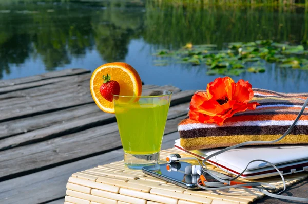 Cocktai met fruit, laptop, mobiele telefoon, hoofdtelefoons en bad tow — Stockfoto