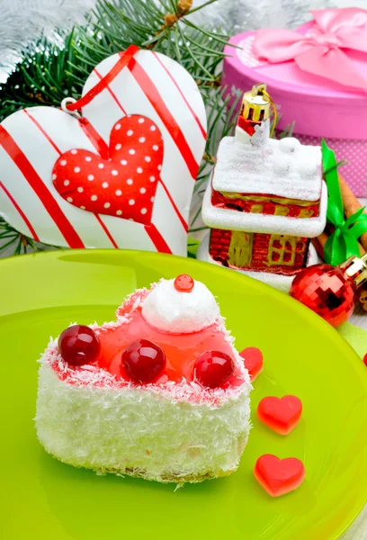 Natale deliziosa torta a forma di cuore con scaglie di cocco e cra — Foto Stock