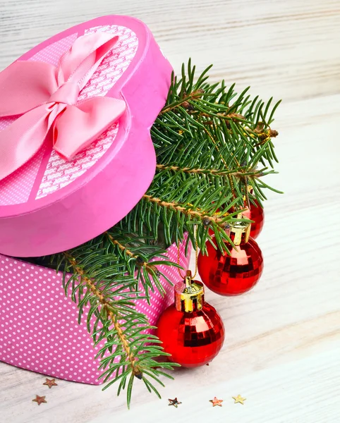 Geschenkdoos met kerstballen en pinetree — Stockfoto