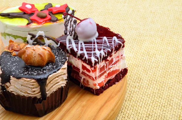 Lahodné koláče s čokoládou a cherry — Stock fotografie