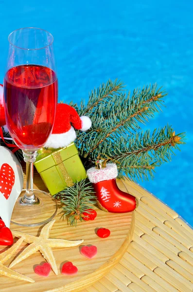 Glazen met rode champagne en Christmas decor — Stockfoto