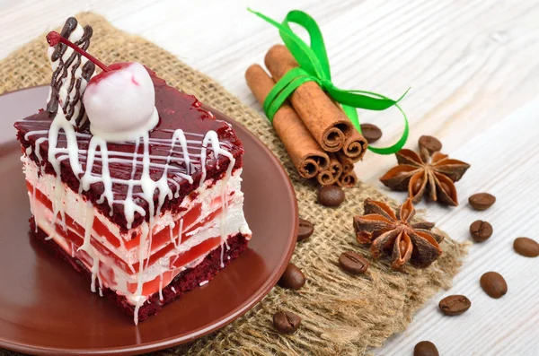 Вкусный торт с шоколадом и вишней — стоковое фото