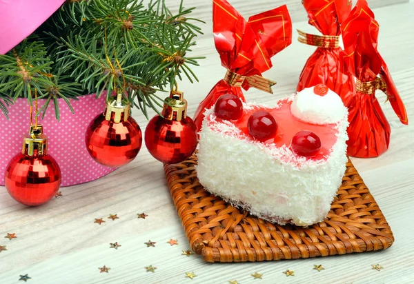 Christmas delicious heart shaped cake with coconut chips and cra — Stock Photo, Image