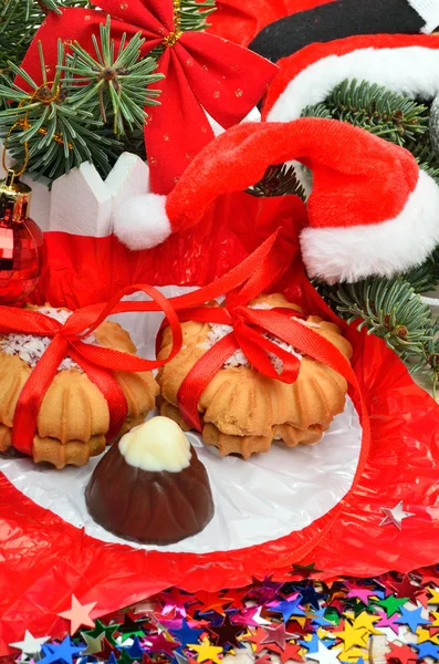 Biscotti di pasta frolla e caramelle sullo sfondo di Natale — Foto Stock