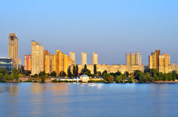 Nehir Limanı ve bir nehir Dnepr köprüde