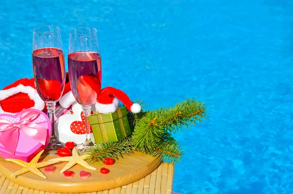 Karácsonyi dekoráció a medence és a red pezsgő szemüveg — Stock Fotó