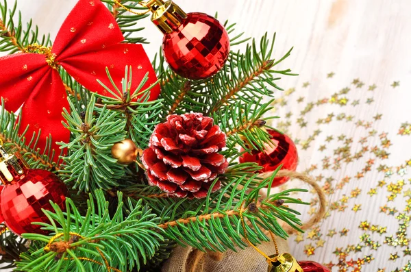 Рождественское украшение, сосновая ветка, рождественские безделушки на празднике — стоковое фото