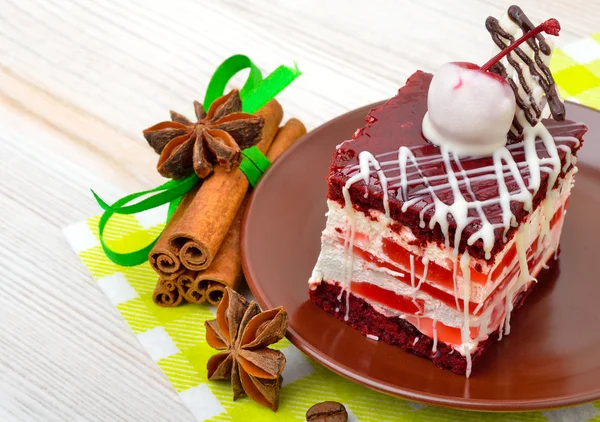 Lahodný dort s čokoládou a třešnička na pozadí pytloviny — Stock fotografie