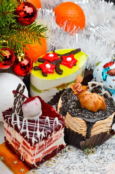 Torte su sfondo natalizio con neve, coriandoli e ramoscello di pino — Foto Stock