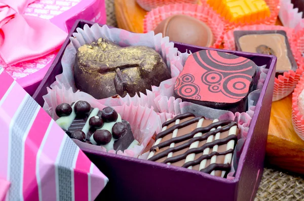 Chocolade snoepjes in een doos van de gift — Stockfoto