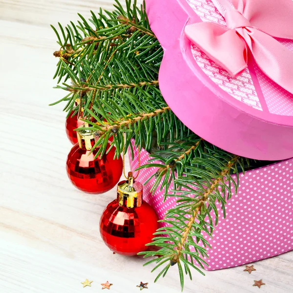 Dárková krabička s vánoční ozdoby a pinetree — Stock fotografie