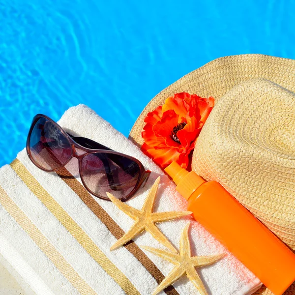 Chapeau de plage, lunettes de soleil, serviette de bain, spray solaire, étoile de mer près de — Photo