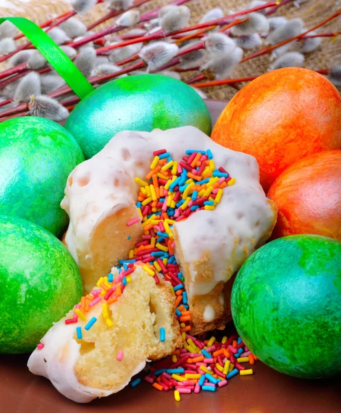 Velikonoční vajíčka a dort na talíři — Stock fotografie