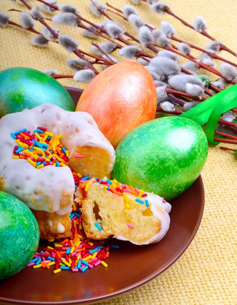 Velikonoční vajíčka a dort. — Stock fotografie