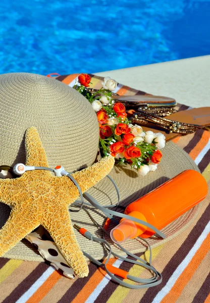 Woman beach hat, bright towel, headphones and starfish. — Stock Photo, Image