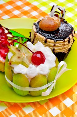 Yeşil plaka üzerinde meyveleri ile kek.