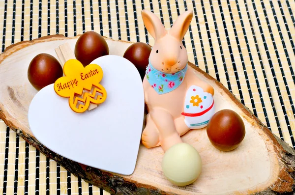 Пасхальный декоративный кролик с шоколадными яйцами . — стоковое фото