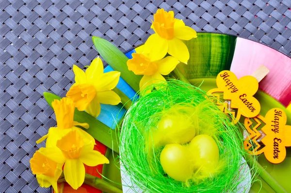 Easter decoration with eggs and a bouquet of narcissus. — Stock Photo, Image