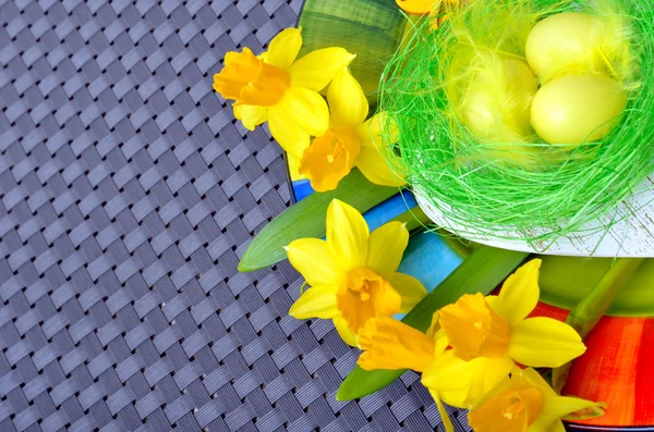 Daffodils and decorative heart. — Stock Photo, Image