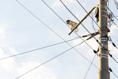 Kablolu bir direğin üzerindeki açık hava güvenlik kamerası. halkın gözetimi ve yasa uygulama kavramı