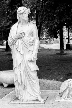 Kyiv, Ukrayna 3 Mayıs 2020: Dante Alighieri - Parkın ortasındaki beyaz heykel, dikey görüntü