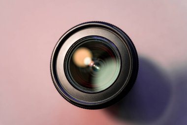 Pembe arka grond üzerinde kamera lenslerinin (ayrıca fotoğraf lensleri fotoğraf objektifleri olarak da bilinir) yakın plan görüntüsü