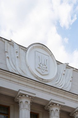 Parlamento binasının ön cephesinde Ukrayna 'nın ulusal amblemi. Mızrak - parlamento binasında Ukrayna 'nın ulusal sembolü, dikey görüntü
