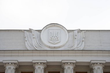 Ukrayna ulusal arması Kyiv 'deki Ukrayna Parlamentosu' nun (Verhovna Rada) inşası üzerine 