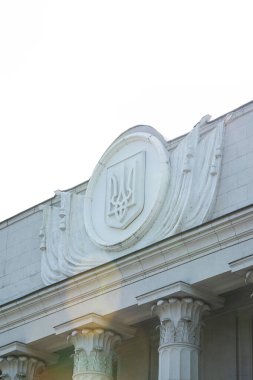 Ukrayna parlamento binasının ön cephesinde Ukrayna 'nın ulusal amblemi olan üç dişli mızrak. Parlamento binasında Ukrayna ulusal arması, dikey görüntü