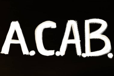 Beyaz A.C.A.B. Siyah Yaşamlar Önemlidir posterindeki yazı. Polisin keyfine karşı eylem kavramı