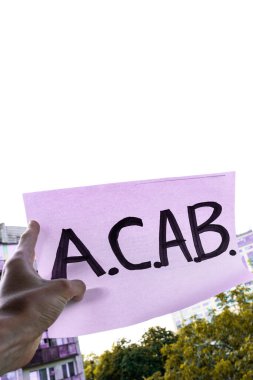 Yeşil ağaçların arka planında düzenlenen gösteride 