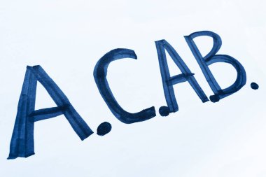 ACAB posteri. Beyaz bir posterde ACAB yazıları var. Ahlaksız polis kavramına karşı mitingler