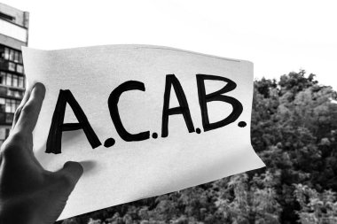 Protestocu gösteride 