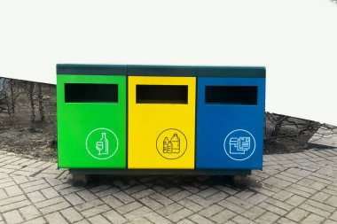 Çöp konteynırları ayıklama. Cam, plastik ve kağıt için ayrı çöp kutuları. Atık ayıklama, parktaki sembollü üç renkli çöp kutusu.