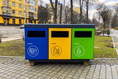 Cam, plastik ve kağıt çöpleri ayırmak. Çöp ve atık tasnif konsepti. Çöp ayrıştırma ve geri dönüşüm geri dönüşümü