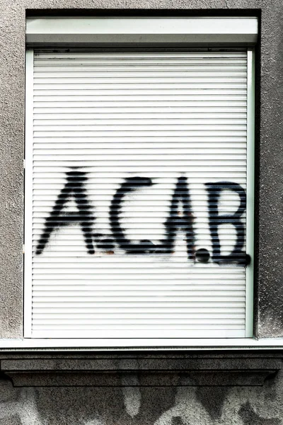 Acab Graffiti Ház Zárt Ablakán Utcai Tüntetések Rendőri Brutalitás Vertikális — Stock Fotó
