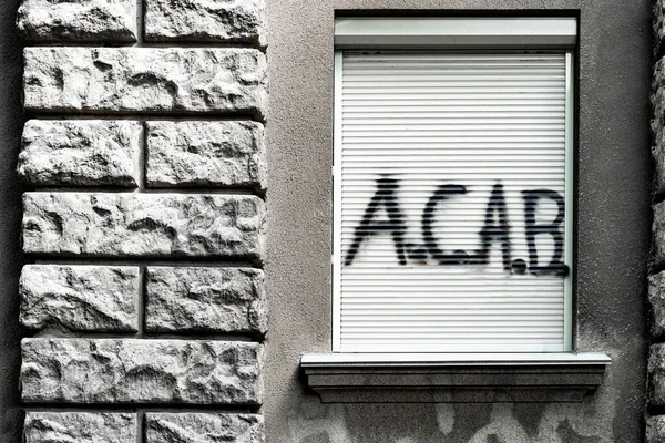 Acab Duvar Yazıları Evin Kapalı Penceresine Yazıldı Polis Şiddetine Karşı — Stok fotoğraf