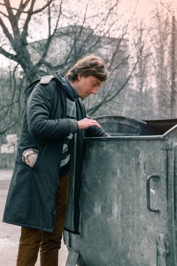 Çöplükte yemek ararken işini kaybeden yalnız bir adam. Evsizlerin ve işsizlerin sorunu. Sokak serserilerinin yaşam tarzı, sokaklarda yaşamak.