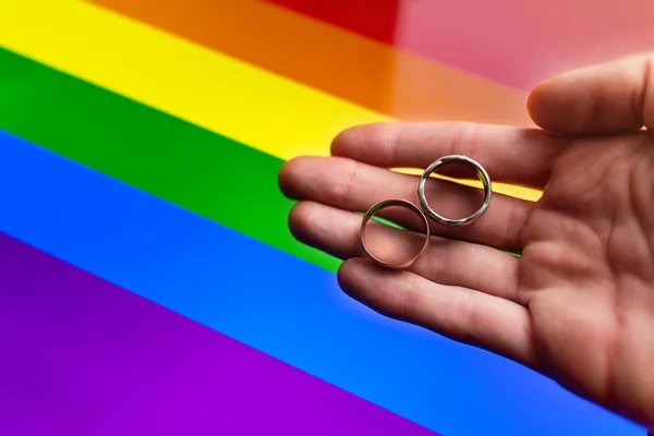 Gay Wedding Proposal Hand Holds Two Wedding Rings Lgbt Flag — Stock Photo, Image