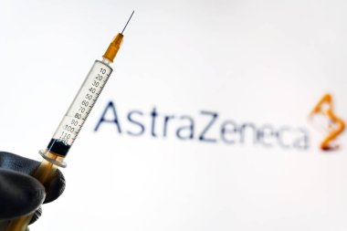 Ukrayna 18 Nisan 2021: Şırıngayı elinde tutan AstraZeneca Covid-19 aşı konsepti. Aşılama ve koronavirüs salgınıyla mücadele