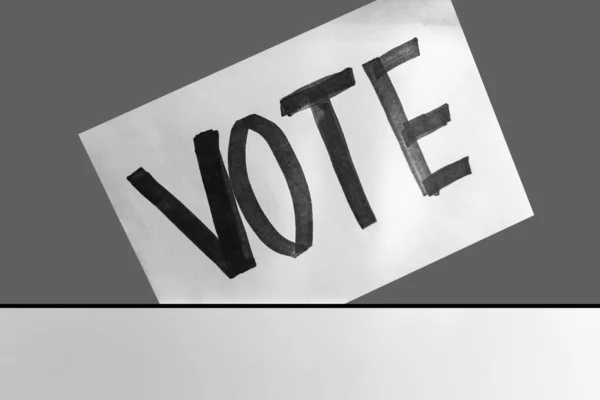 Carta Bianca Con Iscrizione Vota Abbassata Una Scatola Bianca Voto — Foto Stock