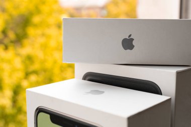 KYIV, UKRAINE - 17 Haziran 2020: Turuncu zemin üzerinde Apple logosu olan kutular. Elma inc. logo beyaz perakende kutuları üzerinde