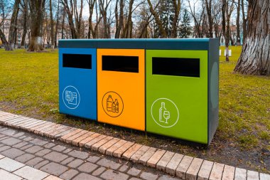 Cam, plastik ve kağıt atıkları için konteynır ayırmak. Sokakta çöp ayıklama. 