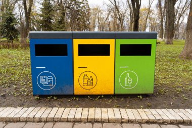 Cam, plastik ve kağıt çöpleri için konteynır ayırmak. Çöp ayrıştırma ve geri dönüşüm geri dönüşümü