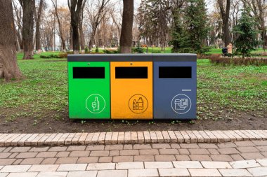 Cam, plastik ve kağıt çöpleri ayırmak. Çöp ve atık tasnif konsepti. Çöp ayrıştırma ve geri dönüşüm geri dönüşümü