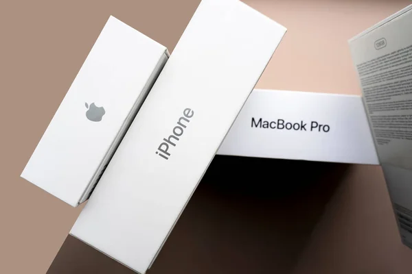 Kyiv Ukraine 2020年6月17日 Apple製品ボックス Apple Iphone Macbook エアポッドの小売ボックスを閉じると 上から表示されます 新しいCupertino会社のデバイス — ストック写真