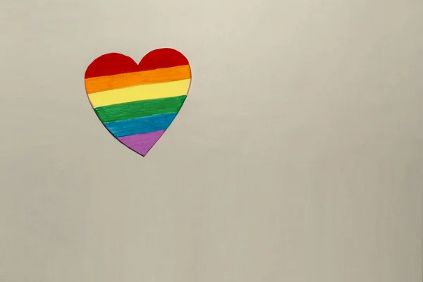 Разноцветное Сердце Радужном Сером Фоне Плоский Уголок Копировальное Пространство Символ — стоковое фото