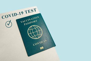 Covid-19 Dokunulmazlık Pasaportu altın harflerle ve covid-19 testi yapılmış Globe ikonu mavi bir arkaplandan geçti. Aşılanmış, koronavirüs negatif sonuç, aşı sertifikası. Kurtarılan COVID-19 hastası iyileşme kanıtını elde etti