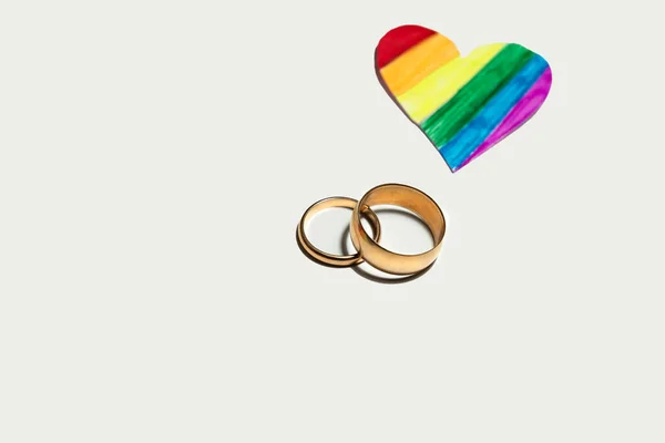 Couple Golden Rings Paper Heart Rainbow Colors Lgbtq Marriage Concept — Stock Photo, Image