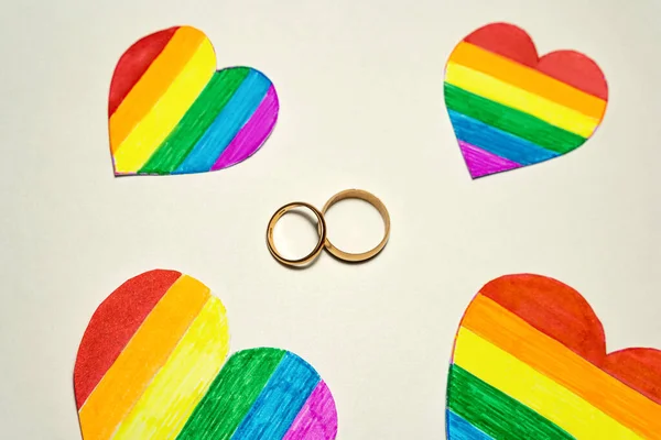 Kolorowe Tęczowe Serca Kilka Złotych Pierścieni Gej Małżeństwo Koncepcja Pierścienie — Zdjęcie stockowe